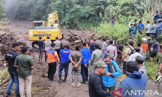 Infrastruktur Terputus, Ary Buraen Turun Tangan dan Dorong Pemda Kupang Bergerak Cepat Infrastruktur Terputus, Ary Buraen Turun Tangan dan Dorong Pemda Kupang Bergerak Cepat