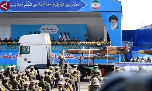 Iran Pamerkan Rudal Qadr di Tengah Kebuntuan Negosiasi dengan Amerika Serikat