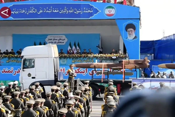 Iran Pamerkan Rudal Qadr di Tengah Kebuntuan Negosiasi dengan Amerika Serikat