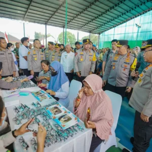 Irjen Kemendes Bagikan Ribuan Sembako dan Cat untuk Renovasi Masjid di Jabar