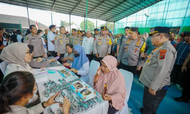 Irjen Kemendes Bagikan Ribuan Sembako dan Cat untuk Renovasi Masjid di Jabar