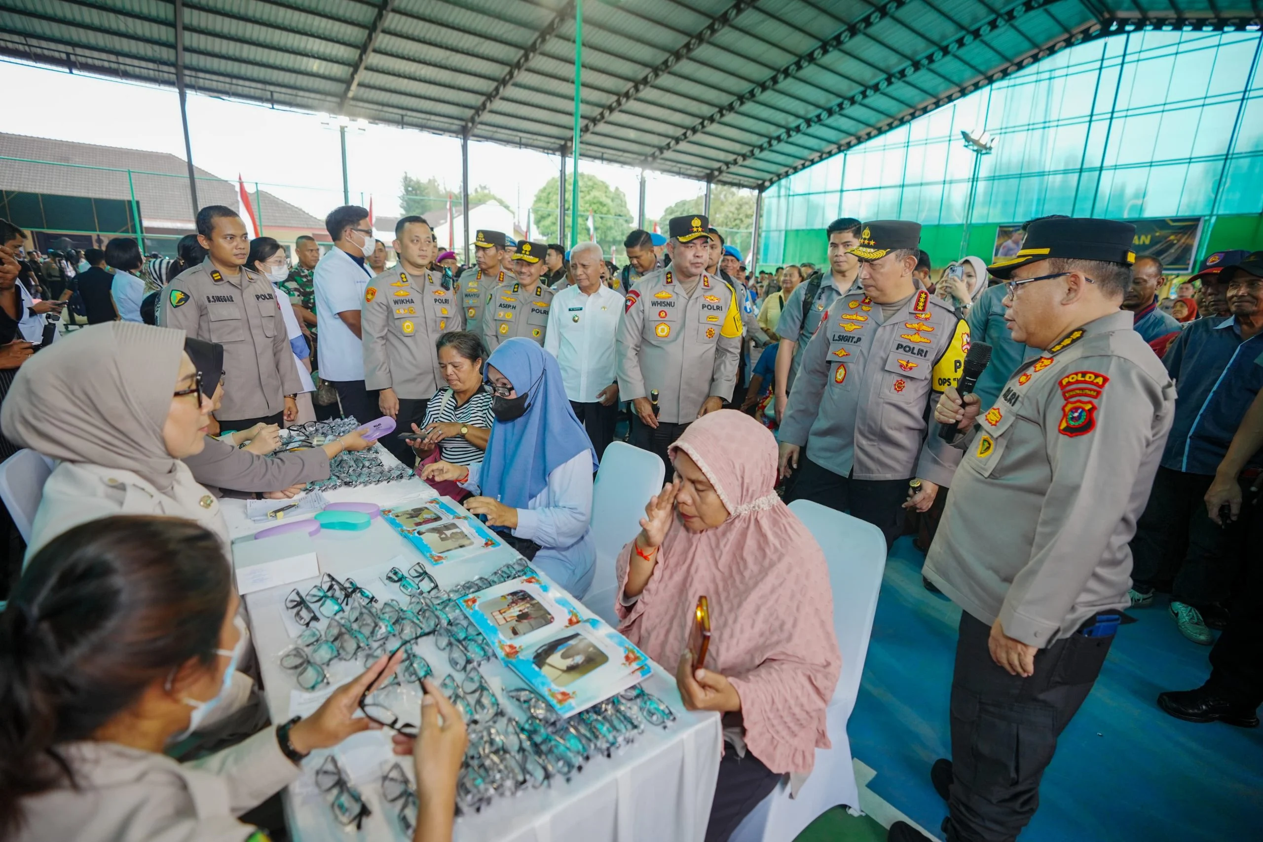 Irjen Kemendes Bagikan Ribuan Sembako dan Cat untuk Renovasi Masjid di Jabar