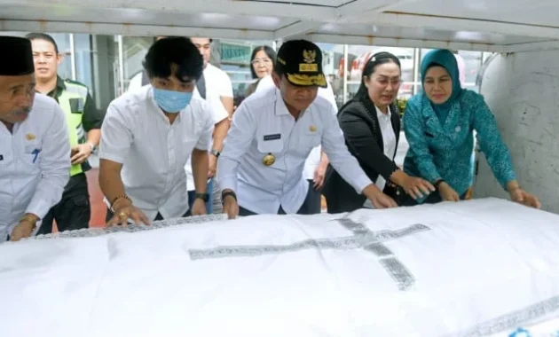 Isak Tangis Pecah Sambut Kedatangan Jenazah Kopda Anumerta Farizal Rhomadhon