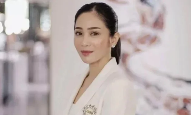 Istiqomah Cinta di Balik Sorotan Publik: Dari Tangisan Bunga Zainal hingga Gemerlap Layar Hiburan