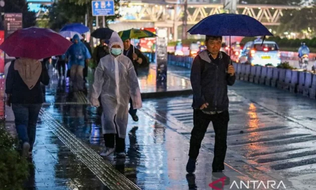 Jakarta Diselimuti Awan Tebal, Hujan Ringan Turun di Malam Hari Ini – Siapkan Payung!