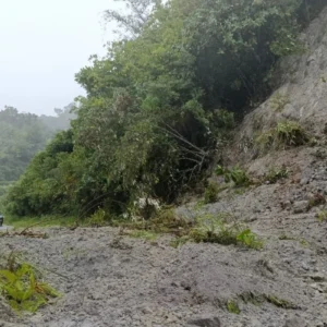Jalan Penghubung Padang‑Medan di Palupuh, Agam Tertutup Longsor