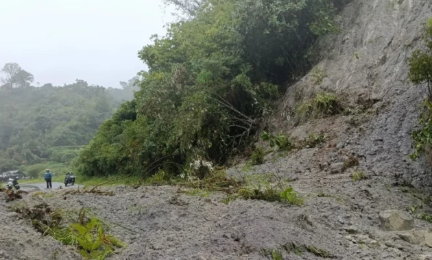 Jalan Penghubung Padang‑Medan di Palupuh, Agam Tertutup Longsor