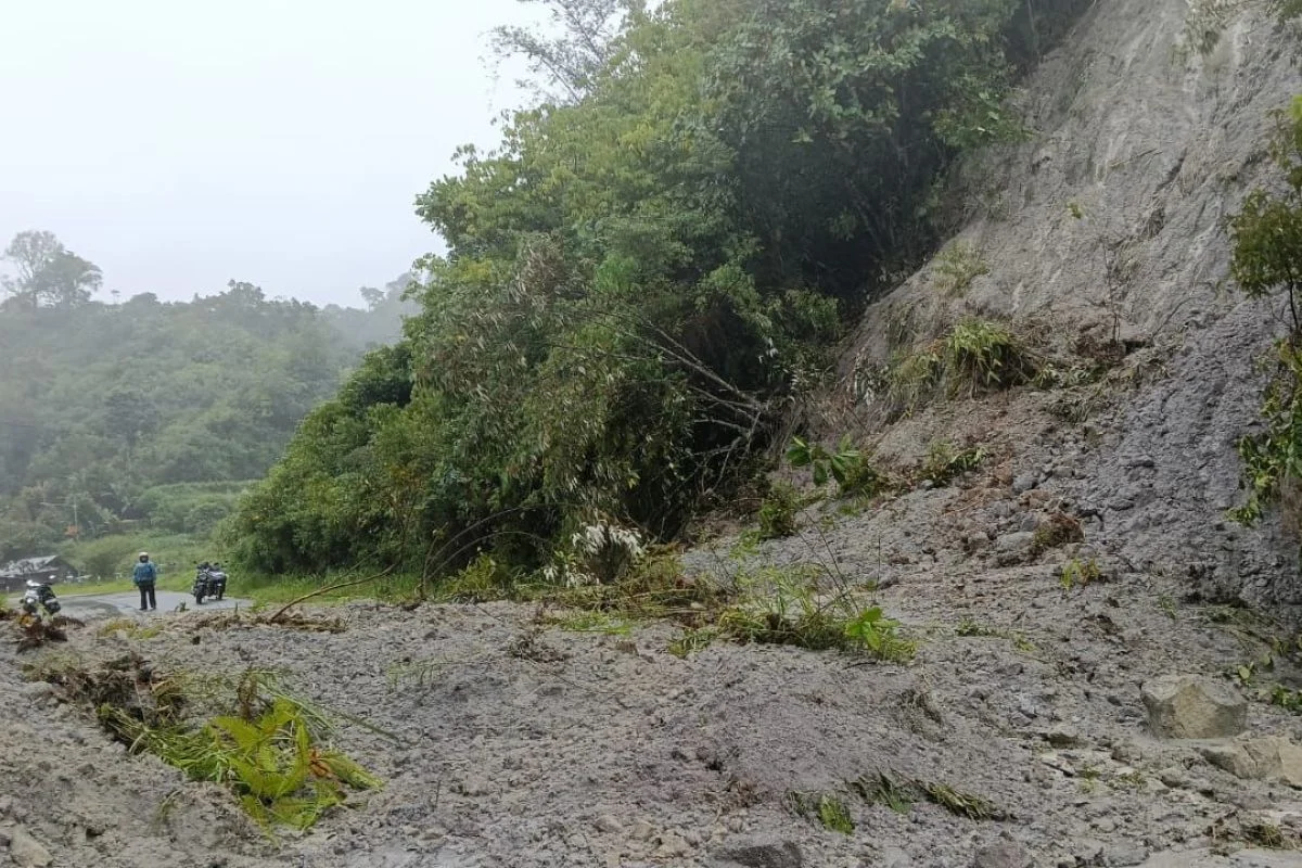 Jalan Penghubung Padang‑Medan di Palupuh, Agam Tertutup Longsor