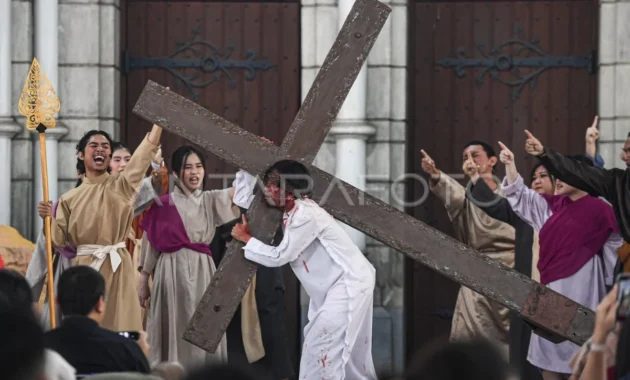 Jalan Salib Warnai Ibadah Jumat Agung di Katedral Jakarta Jalan Salib Warnai Ibadah Jumat Agung di Katedral Jakarta