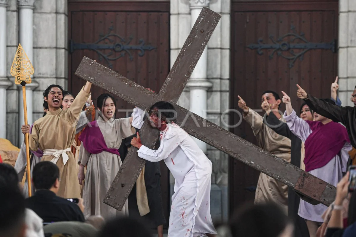 Jalan Salib Warnai Ibadah Jumat Agung di Katedral Jakarta