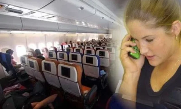 Jangan Asal Ambil Ponsel yang Jatuh di Kursi Pesawat, Ini Alasan Pentingnya!