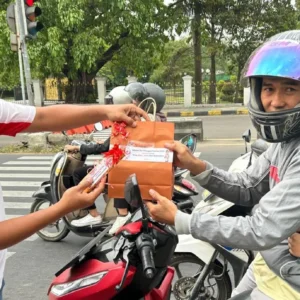 Jasamarga Bagikan 400 Bingkisan untuk Pengendara dalam Rangka Hari Konsumen