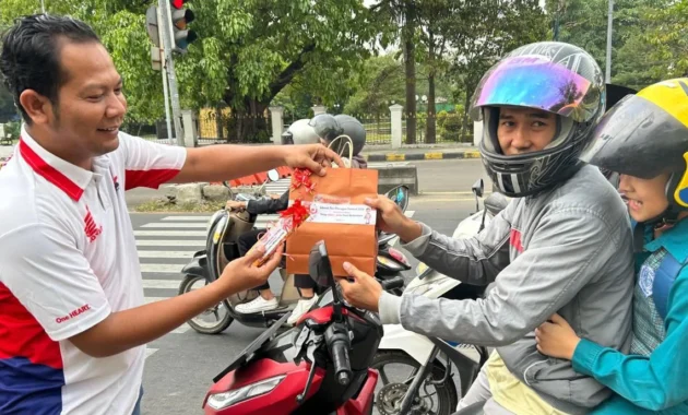 Jasamarga Bagikan 400 Bingkisan untuk Pengendara dalam Rangka Hari Konsumen