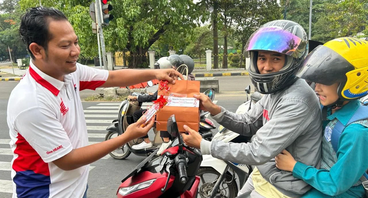 Jasamarga Bagikan 400 Bingkisan untuk Pengendara dalam Rangka Hari Konsumen