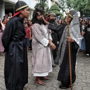 Jemaat Maknai Pengorbanan Yesus Lewat Visualisasi Jalan Salib