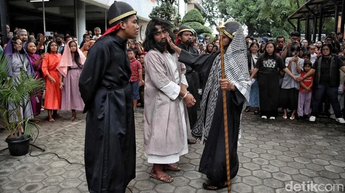 Jemaat Maknai Pengorbanan Yesus Lewat Visualisasi Jalan Salib