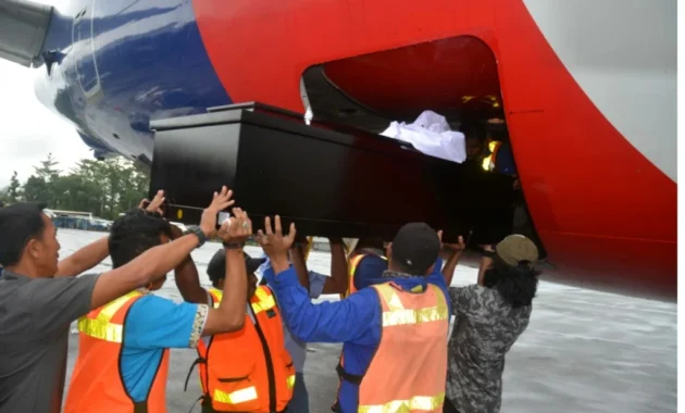 Jenazah 3 Prajurit TNI yang Gugur di Lebanon Diterbangkan ke Kampung Halaman Jenazah 3 Prajurit TNI yang Gugur di Lebanon Diterbangkan ke Kampung Halaman