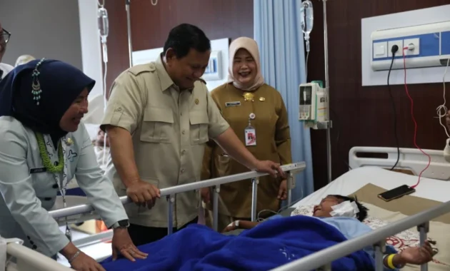 Jenguk Korban Kecelakaan Kereta di RSUD Bekasi, Prabowo Perintahkan Investigasi dan Perbaikan Lintasan