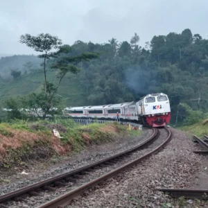 KA Ciremai Terhambat Longsoran di Sasaksaat, Perjalanan Dibatalkan