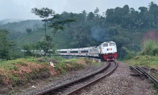KA Ciremai Terhambat Longsoran di Sasaksaat, Perjalanan Dibatalkan