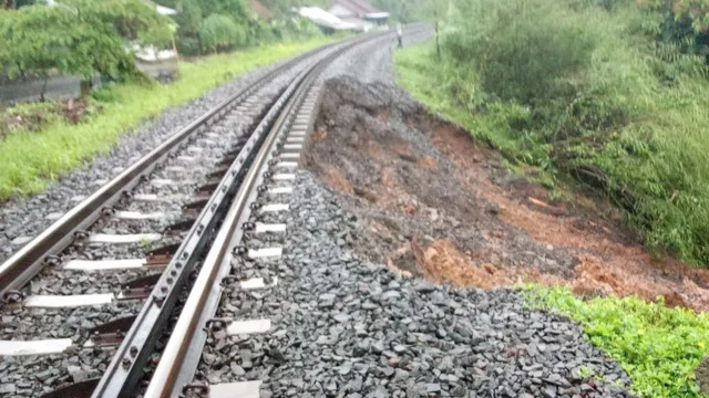 KAI Daop 2 Bandung Janjikan Refund 100% bagi Penumpang Terdampak Longsor di Sasaksaat