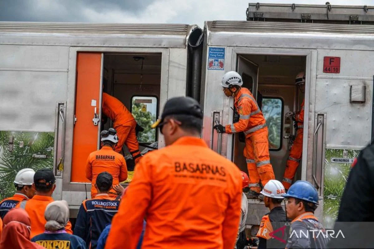 KAI Sampaikan Duka Mendalam, Evakuasi Korban Tabrak Kereta Masih Berlangsung