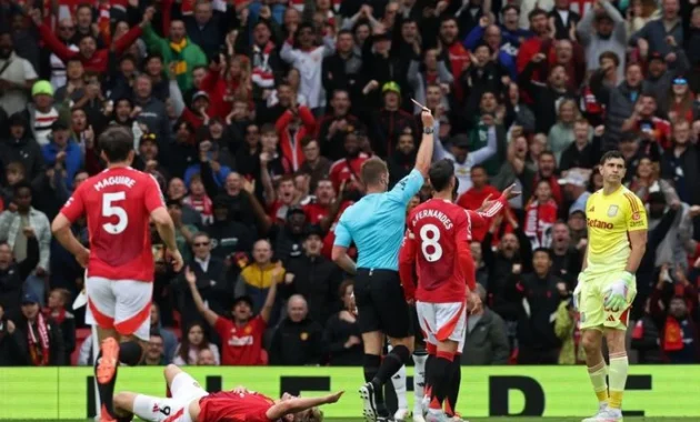 Kartu Merah Martinez Goyang Manchester United ke Kekalahan, Carrick Sebut Keputusan Itu 'Salah Satu Terburuk'