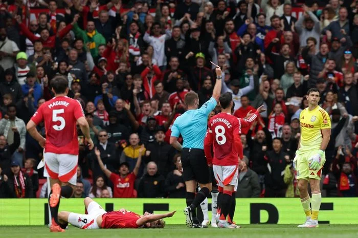 Kartu Merah Martinez Goyang Manchester United ke Kekalahan, Carrick Sebut Keputusan Itu 'Salah Satu Terburuk'