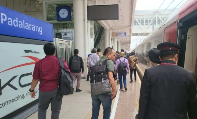 KCIC Kecam Penumpang Tahan Pintu Kereta Cepat Whoosh, Picu Keterlambatan dan Risiko Kerusakan