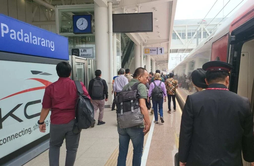 KCIC Kecam Penumpang Tahan Pintu Kereta Cepat Whoosh, Picu Keterlambatan dan Risiko Kerusakan