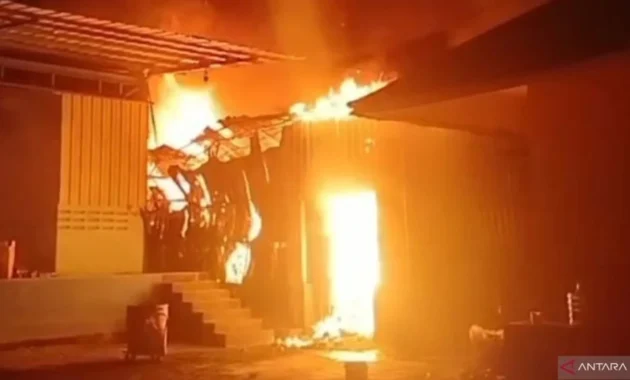 Kebakaran Besar Landa Gudang Ekspedisi di Medan Timur