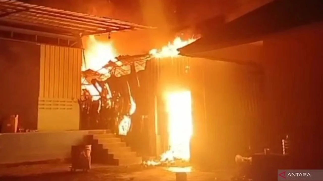 Kebakaran Besar Landa Gudang Ekspedisi di Medan Timur