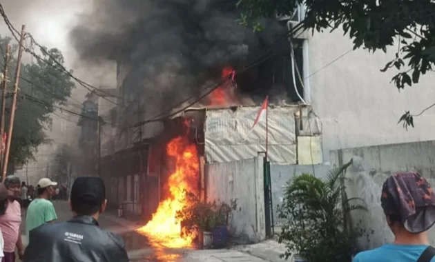Kebakaran di Grogol Petamburan, Jakarta Barat Menewaskan Sepasang Orang Tua dan Anak, Saksi Duga Ledakan Kabel
