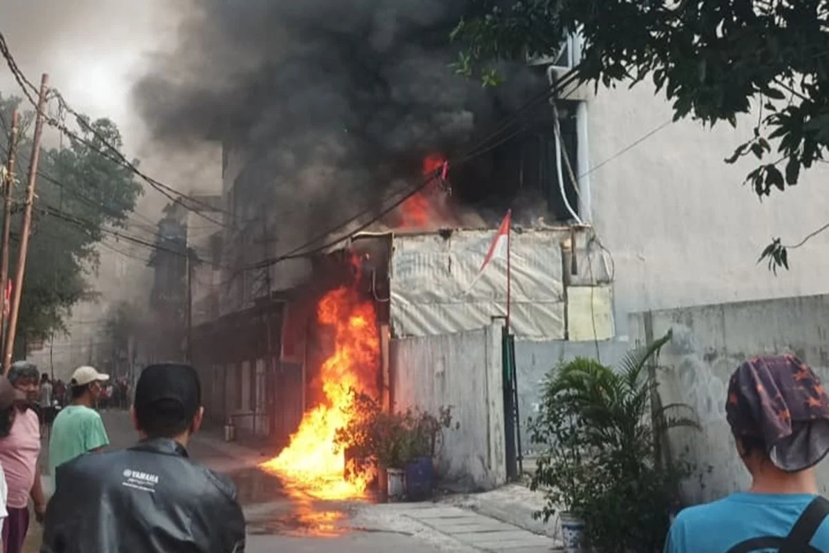Kebakaran di Grogol Petamburan, Jakarta Barat Menewaskan Sepasang Orang Tua dan Anak, Saksi Duga Ledakan Kabel