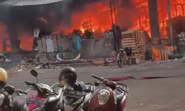 Kebakaran Hebat Hanguskan Ratusan Kios di Pasar Kanjengan, Semarang