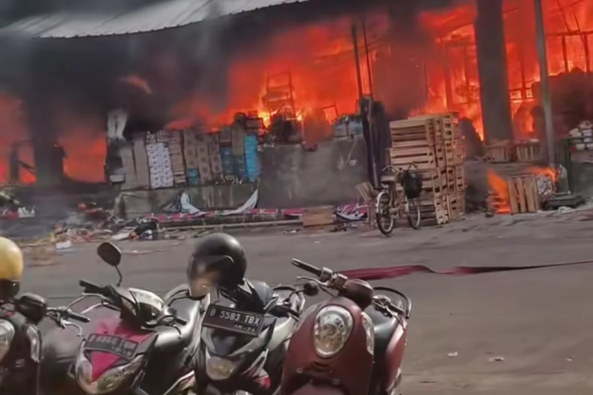 Kebakaran Hebat Hanguskan Ratusan Kios di Pasar Kanjengan, Semarang