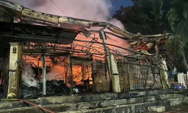 Kebakaran Landa Pasar Kanjengan di Semarang, Ratusan Kios Hangus