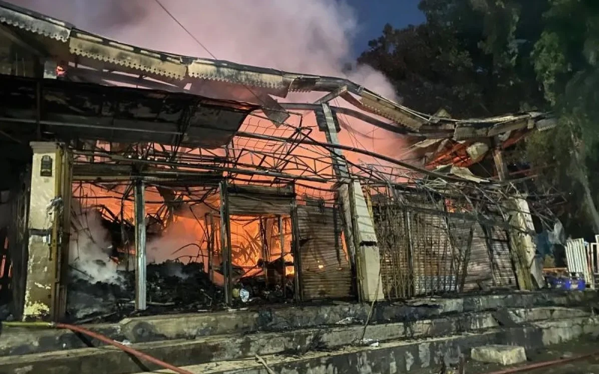 Kebakaran Landa Pasar Kanjengan di Semarang, Ratusan Kios Hangus