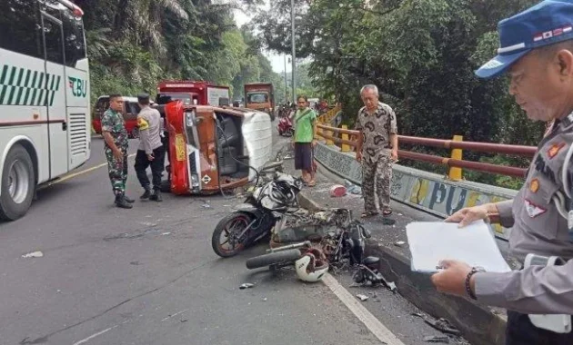 Kecelakaan Motor di Cadas Pangeran, Pengendara Ngantuk Picu Tabrakan, Kameramen Tribun Terluka