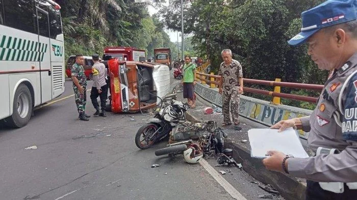Kecelakaan Motor di Cadas Pangeran, Pengendara Ngantuk Picu Tabrakan, Kameramen Tribun Terluka