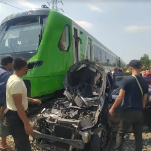 Kecelakaan Parah di Bekasi: Taksi, Dua KRL, dan Satu KAJJ Tabrak, DPR Minta Kemenhub dan KAI Evaluasi