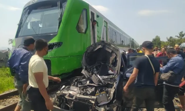 Kecelakaan Parah di Bekasi: Taksi, Dua KRL, dan Satu KAJJ Tabrak, DPR Minta Kemenhub dan KAI Evaluasi