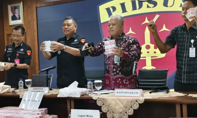 Kejagung Sita Uang Dolar Senilai Rp1 Miliar dari Kantor PT AKT Milik Samin Tan, Penggeledahan Terbesar di Kasus Tambang Ilegal Kejagung Sita Uang Dolar Senilai Rp1 Miliar dari Kantor PT AKT Milik Samin Tan, Penggeledahan Terbesar di Kasus Tambang Ilegal