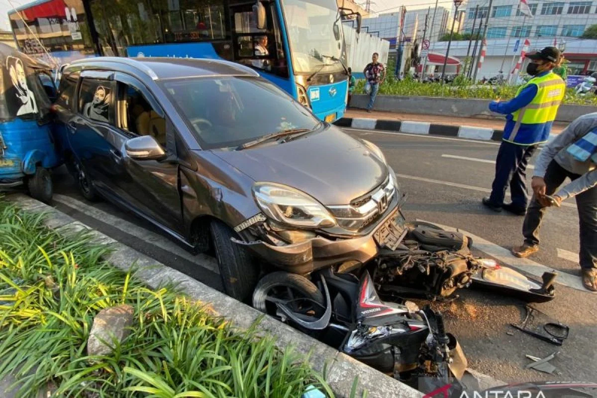 Kekerasan di Tanah Abang: Sopir Bajaj Dibakar Hingga Luka Parah, Polisi Buru Pelaku