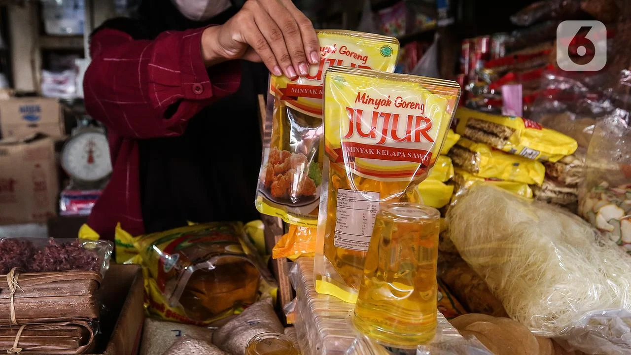 Kenaikan Harga Minyak Goreng: Dampak DMO, Plastik, dan Fluktuasi Regional Membuat Konsumen Khawatir