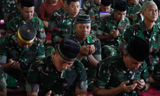 Kerabat dan Rekan TNI Gelar Yasinan untuk Praka Farizal di Bireuen