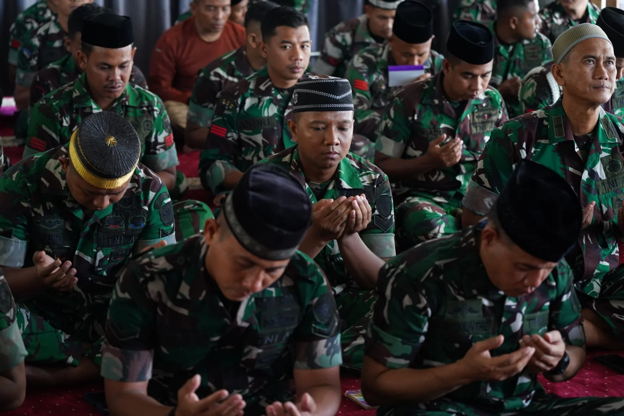 Kerabat dan Rekan TNI Gelar Yasinan untuk Praka Farizal di Bireuen