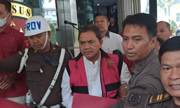 Ketua DPRD Magetan Sutarno Menangis saat Ditahan Kejaksaan dalam Kasus Dugaan Korupsi Dana Pokir
