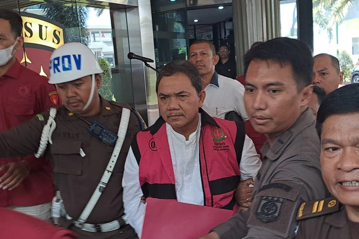 Ketua DPRD Magetan Sutarno Menangis saat Ditahan Kejaksaan dalam Kasus Dugaan Korupsi Dana Pokir
