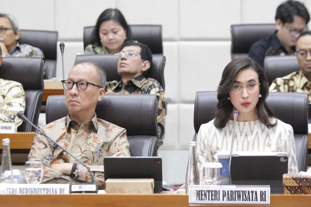 Komisi VII DPR RI Bahas Dampak Mudik‑Geopolitik Terhadap Pariwisata dalam Rapat Bersama Menpar